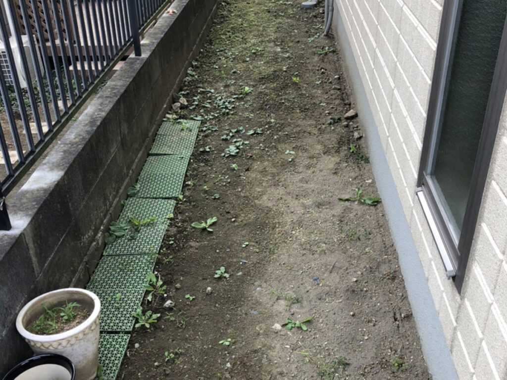 雑草処理と使わなくなった植木鉢や荷物を片付け