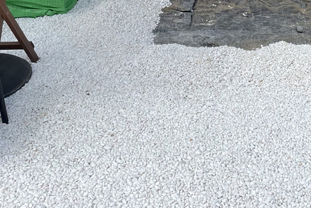 雑草が生えにくい状態へ整える。